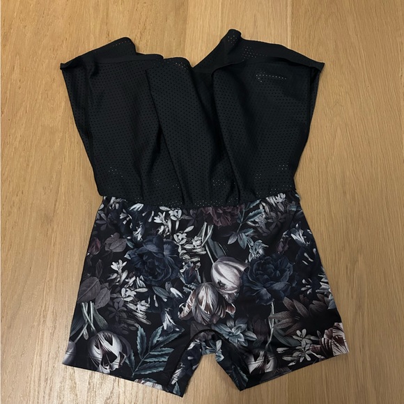 Nike Dri-FIT Twnnis Skirt in Black Mesh/ Floral Shorts - Picture 4 of 6